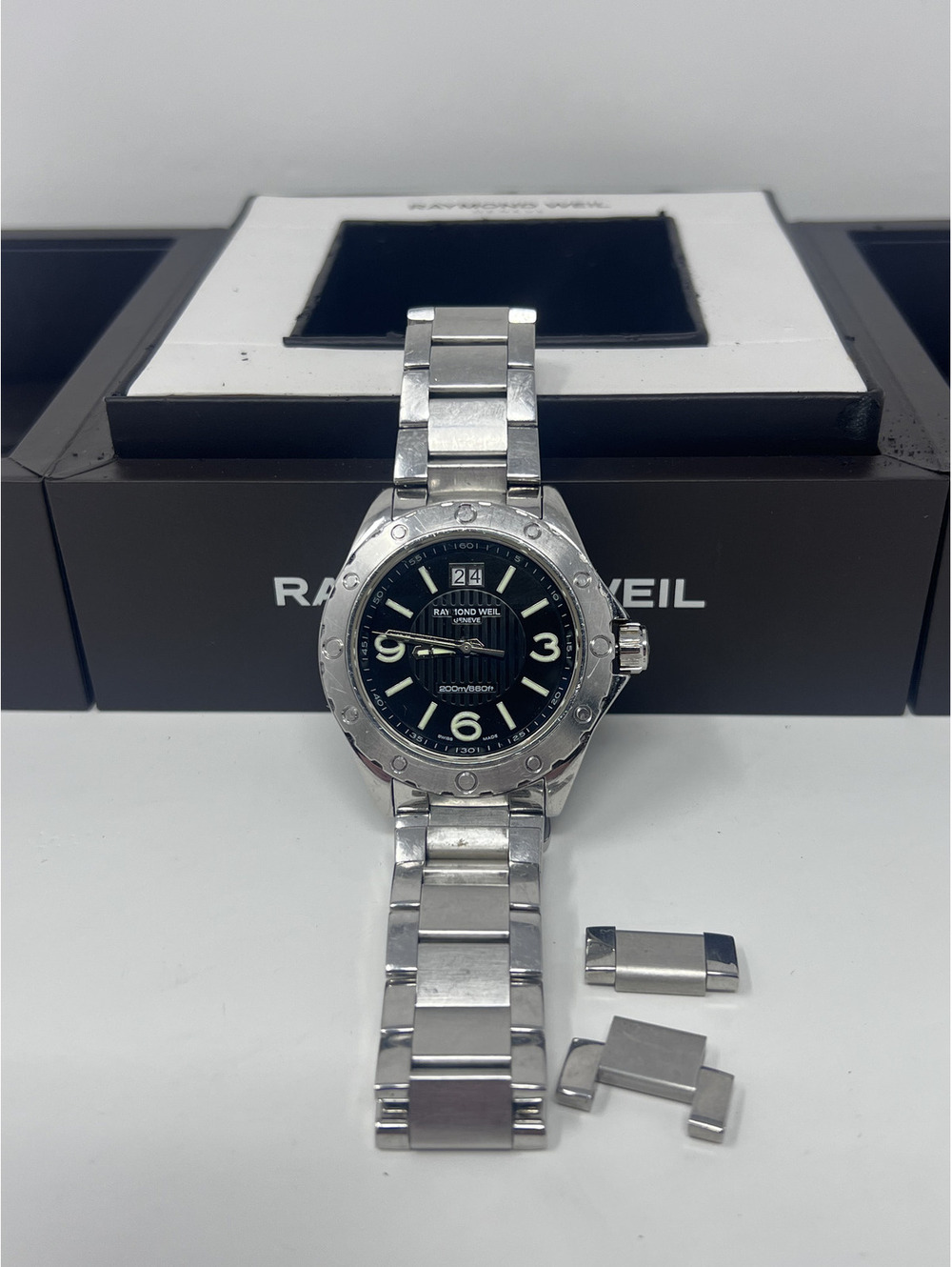 Raymond Weil Model 8100 Wristwatch with Sapphire Crystal and Date Display